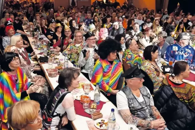 Volle Jahnhalle, zufriedene Gesichter: Bei ihrer Prunksitzung im Februar haben die »Altrhoischnooke« ihre Gäste selbst bewirtet. Volle Jahnhalle, zufriedene Gesichter: Bei ihrer Prunksitzung im Februar haben die »Altrhoischnooke« ihre Gäste selbst bewirtet.