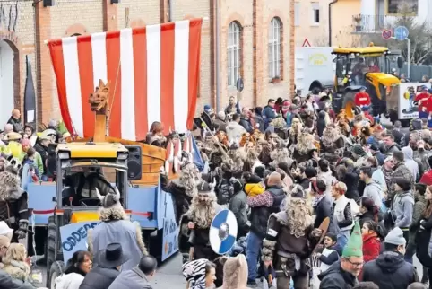 „Wikinger-Attacke“ vor der alten Brennerei in Germersheim