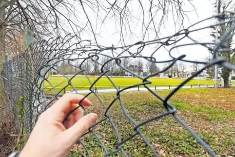 Gefahrenstelle: Der Zaun um den Dudenhofener Fußballplatz.