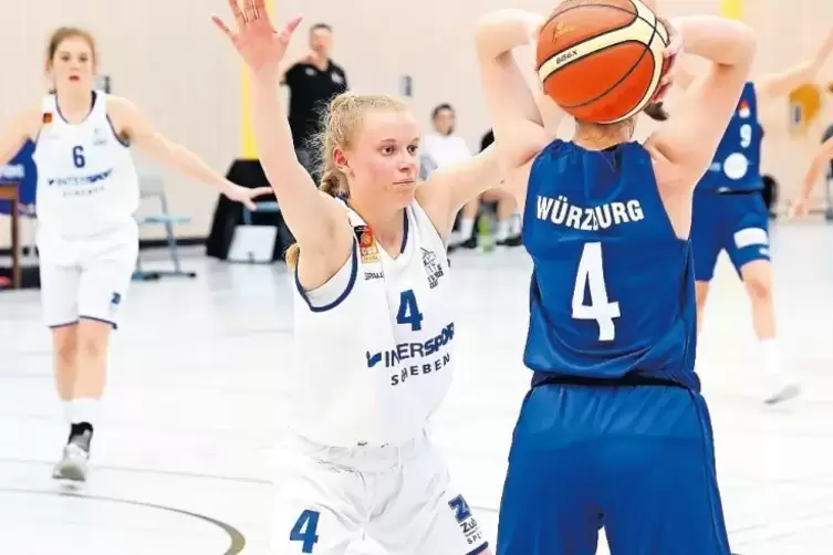 Basket-Kopf: Bianca Helmig (Nummer 4) verteidigt.