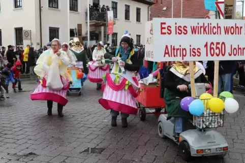 Als Törtchen und Sektflaschen kostümiert kommt der Heimat- und Geschichtsverein beim Altriper Rosenmontagszug daher – Kamelle un
