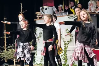 Sie sorgten für den schwungvollen Auftakt auf der Bühne: Die Happy Dancer zeigten ihre Holzfällershow.