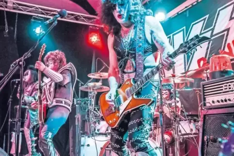 Fastnacht? Nein, viel besser: Die Maskerade von Gene Simmons und Co. ist unverkennbares Markenzeichen der Band Kiss. Wie einst d