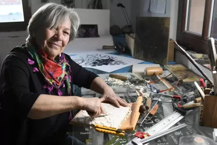 Mit speziellen Werkzeugen schnitzt Susanne Rosa Geiger ihre Motive in Platten aus Buchen- oder Lindenholz. Worauf dabei zu achte