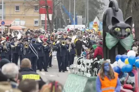 Der bunte Narrentross setzt sich erst um 15 Uhr in Bewegung. Foto: view 