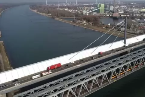 Die Planen des Zeltes müssen nachgespannt werden. Foto: VAN 