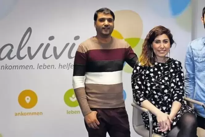 Voll integriert (von links): Shoaib Walizada, Laleh Akrami und Mohammad Alhusain, die Auszubildenden von medienundbildung.com, d Voll integriert (von links): Shoaib Walizada, Laleh Akrami und Mohammad Alhusain, die Auszubildenden von medienundbildung.com, d