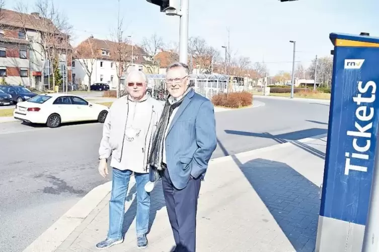 Ortsbeirat Karl-Heinz Berzel und Ortsvorsteher Udo Scheuermann an der Endhaltestelle in Oppau.