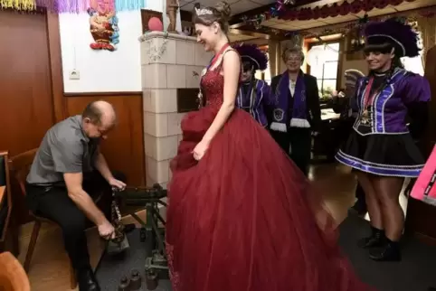 Im Dirmsteiner Gasthaus Bengel lässt Lucienne Krämer, Prinzessin der Gaumekitzler, von Harald Kemmler ihr Gewicht ermitteln. Fot