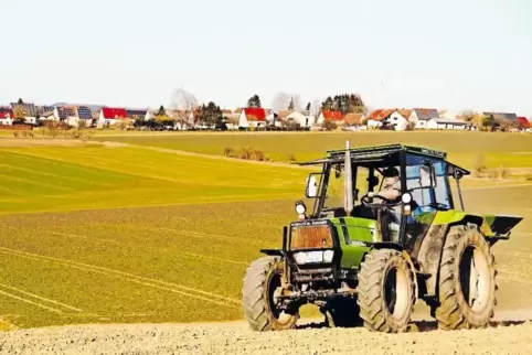 Die Sonne strahlte über der Sickinger Höhe, sodass der Schmitshauser Bauer Hubert Wilhelm bei der Feldarbeit im Februar eine Son