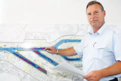 Bernd Ertel aus Neuburg steht der Hafenmeisterei des Rheinhafens Karlsruhe vor, was mit vielfältigen Aufgaben verbunden ist. Run