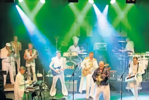 Ganz in Weiß: Die famose zehnköpfige Kult-Band, in der alle Musiker Fred Kellner heißen.