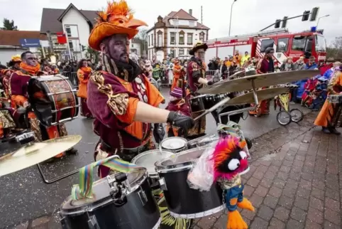 65 Zugnummern nahmen am Umzug teil, darunter 15 Festwagen und sechs Musikkapellen. Foto: View 
