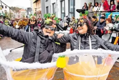Dienten glücklicherweise nicht als Regenfänger: die Tutti-Frutti-Cocktailgläser um die Hüften von Monika Anstett und Ramona Spie