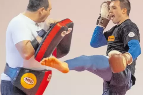 Intensive Einheit: Kickboxer Jakob Styben (rechts) beim Training gegen die Pratzen, die sein Coach Pavel Yevtushenko in den Händ