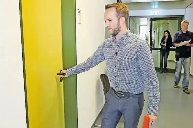 Rundgang durch die Flure: Bastian Syring kontrolliert, ob die Kollegen die T&uuml;ren fest verschlossen haben.