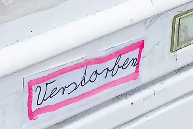 Funktioniert auch ohne monatelange Wartezeit auf Sterbeurkunde und Verfügung einer Nachlasspflegschaft: ein Schild für den Postb Funktioniert auch ohne monatelange Wartezeit auf Sterbeurkunde und Verfügung einer Nachlasspflegschaft: ein Schild für den Postb