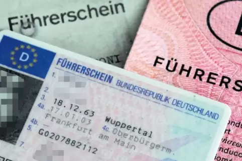 Drei deutsche Führerscheine verschiedener Generationen.