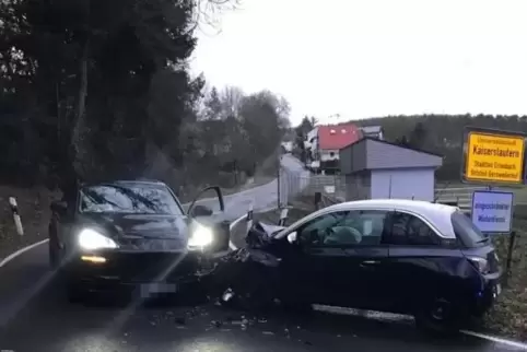 An beiden Autos entstand Totalschaden.  foto: POLIZEI/FREI
