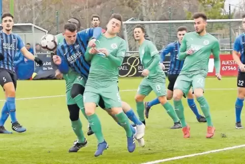 In der Klemme: Milot Berisha (Zweiter von links in Blau) nach einer Ecke für FC Speyer 09 gegen Walldorf.