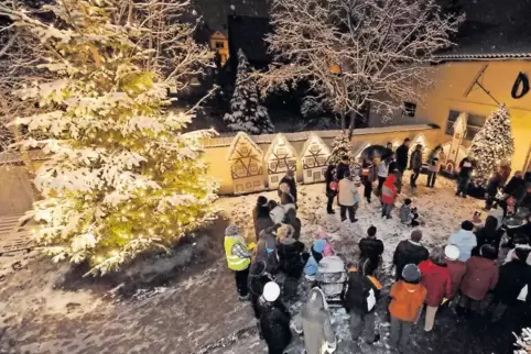Schon vor Weihnachten ein Anziehungspunkt: der festlich geschmückte Hof der Stauffers, hier beim „lebendigen Adventskalender“.