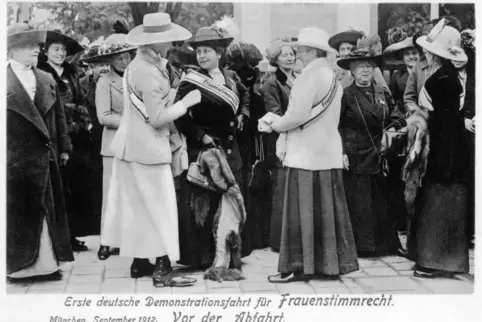 Im September 1912 starteten die Frauen zur ersten deutschen Demonstrationsfahrt für das Frauenstimmrecht. Es dauerte fast sechse