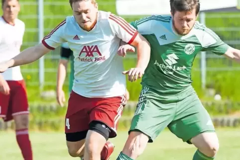 Waldemar Wilms (grünes Trikot) gibt nach der Saison das Traineramt beim FV Kusel ab, will aber weiter die Fußballschuhe für die 