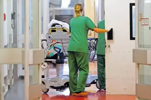 Bundesgesundheitsminister Jens Spahn will die Ärzte in den Kliniken entlasten. In Mannheim wird geprüft, was man verbessern kann