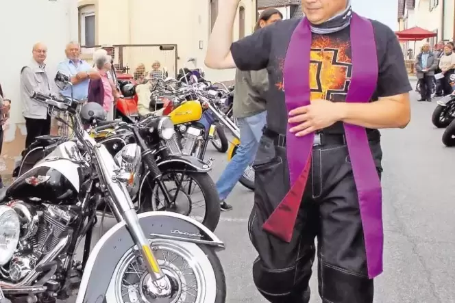 Unkonventionell: Pfarrer Josef Metzinger ist auch ungewöhnlichen Aktionen gegenüber aufgeschlossen. Hier ist er bei der Motorrad Unkonventionell: Pfarrer Josef Metzinger ist auch ungewöhnlichen Aktionen gegenüber aufgeschlossen. Hier ist er bei der Motorrad