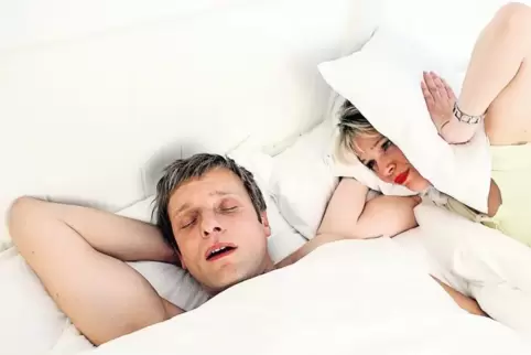 Schnarchen kann ein Anzeichen für Schlafapnoe sein. Der Partner leidet unter dem Lärm, merkt so aber auch, wenn der Atem des Sch