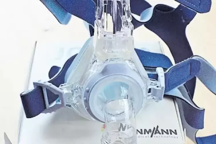 &Uuml;ber die Maske wird bei Atemaussetzern der Betroffenen Luft in die Nase gepumpt.