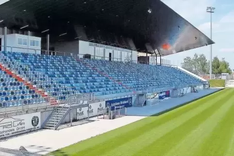 Ob die Stadt den Rasen fürs Schlagerspiel am nächsten Freitag gegen den 1. FC Saarbrücken freigibt, bleibt abzuwarten.