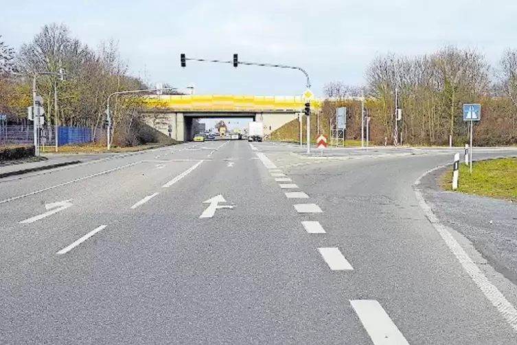 Entlang dieser Stra&szlig;e laufen die Amazon-Mitarbeiter &ndash; ohne Weg.