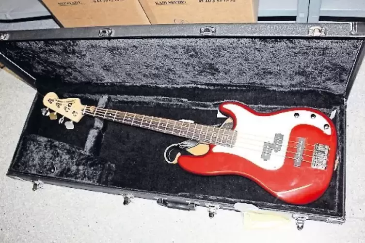 Eine der entdeckten Gitarren.