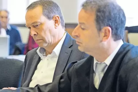 Bat vor der Urteilsverkündung gestern um Entschuldigung: Ex-Landtagspräsident Klaus Meiser (links) mit seinem Anwalt Guido Britz