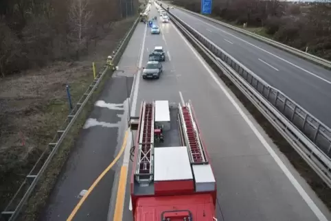 Die Autobahn wurde vorsorglich in Richtung Heidelberg gesperrt.  Foto: Priebe