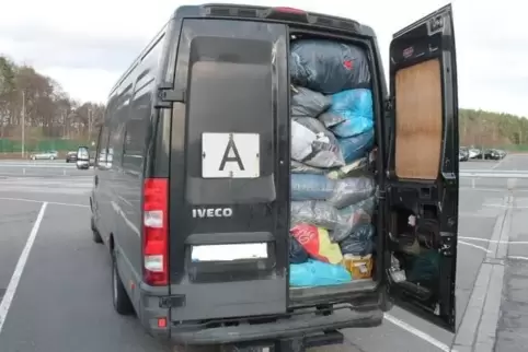 Ein Kleintransporter war am Donnerstag deutlich überladen auf der Autobahn A6 bei Kaiserslautern unterwegs. Die Polizei untersag