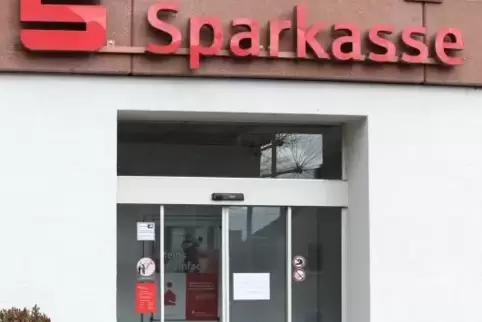Die Geschäftsstelle der Sparkasse Südliche Weinstraße in der Queichheimer Straße ist bis auf weiteres geschlossen. Foto: van
