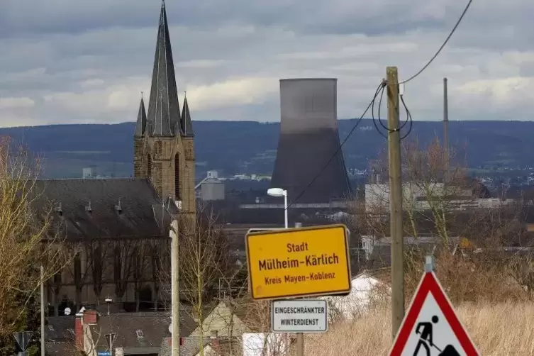 Der Abriss des Atomkraftwerks Mülheim-Kärlich – das Foto zeigt in der Mitte dessen Kühlturm – ist mit 725 Millionen Euro veransc