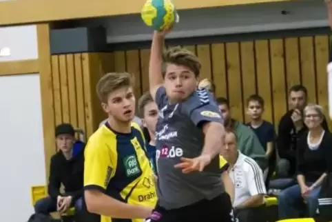 SV 64-Kreisläufer Kian Schwarzer (beim Wurf) versucht eine konservative Behandlung seiner schweren Schulterverletzung. Foto: Ste