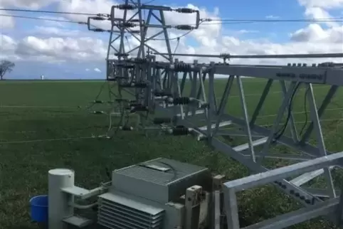 Grund für den Stromausfall am Donnerstag in Lustadt, Zeiskam und Hochstadt: ein umgekippter Strommast. Unbekannte hatten unter a