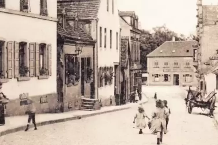 Der untere Teil der Hauptstra&szlig;e (&bdquo;Pflasterbuckel&ldquo;) mit dem Wirtshaus &bdquo;Zum Schiff&ldquo; als Motiv einer Ansichtskarte aus der Zeit um 