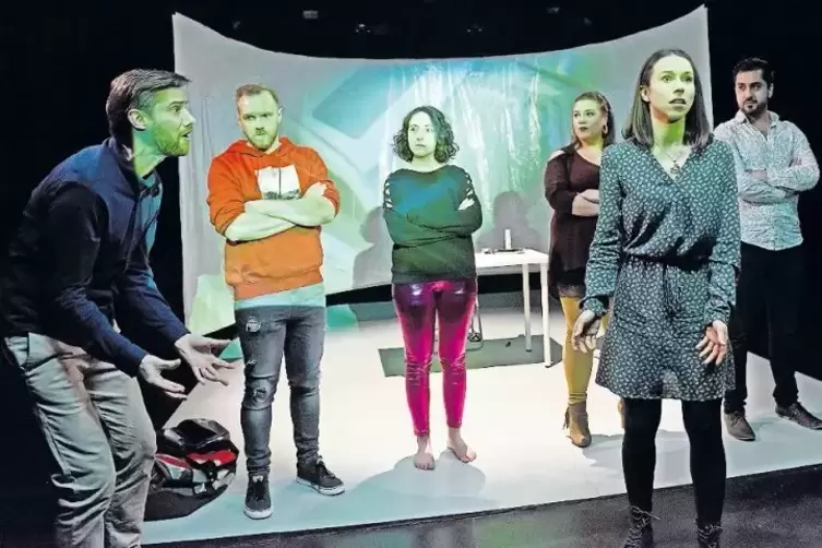 Junge Menschen mit großen Problemen: Szene aus der Inszenierung „Nicht ohne dich“ im Mannheimer Theaterhaus G7.