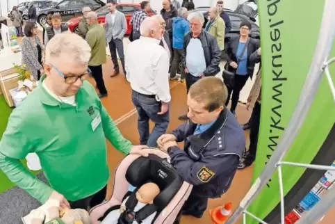 Schon am Eröffnungstag war einiges los: hier am Stand der Kreisverkehrswacht.