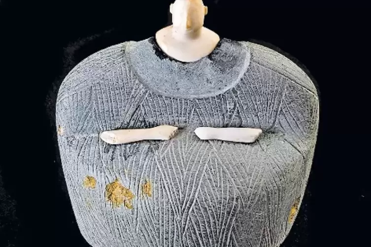 Eine Frau in einem Mantel aus Schaffell? Der Steinfund aus einem Grab ist fast 4000 Jahre alt.