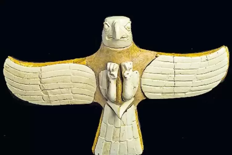 Ein Greifvogel fliegt auf Beute zu: Diese Figur mit Steinmosaik und Goldrand entstammt einem der 2800 gefundenen Gr&auml;ber.