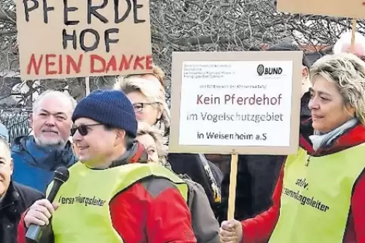 Sind gegen das Projekt: die Demonstranten auf dem Dürkheimer Bahnhofsvorplatz.