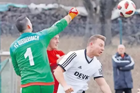 Hielt zuletzt beim 0:0 seinen Kasten sauber: Queidersbachs Torwart Sasa Djordjevic. Rechts der Steinbacher Christian Graumann.