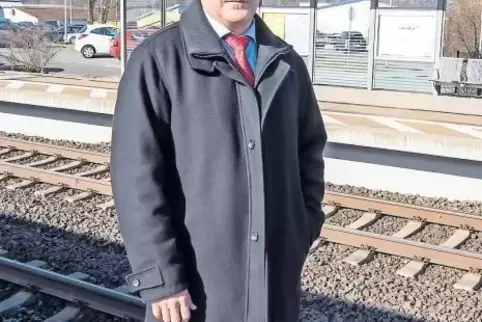 So kennt man ihn: SPD-Politiker Klaus Neumann am Bruchmühlbach-Miesauer Bahnhof, der unter seiner Ägide umgestaltet wurde.