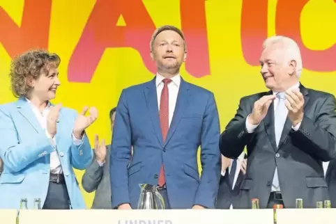 Will zukünftig auch im Donnersbergkreis eine größere Rolle spielen: Die FDP. Wolfgang Kubicki (r) und Generalsekretärin Nicola B